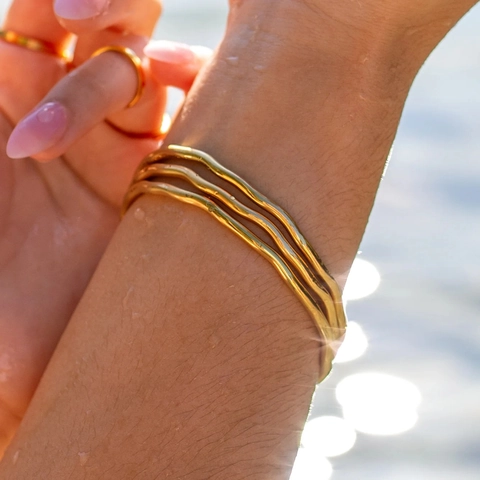 Wavy Ripple Armreif Edelstahl 18K Vergoldet Wasserdicht Minimalistisch Unregelmäßiges Design Für Damen Schmuck