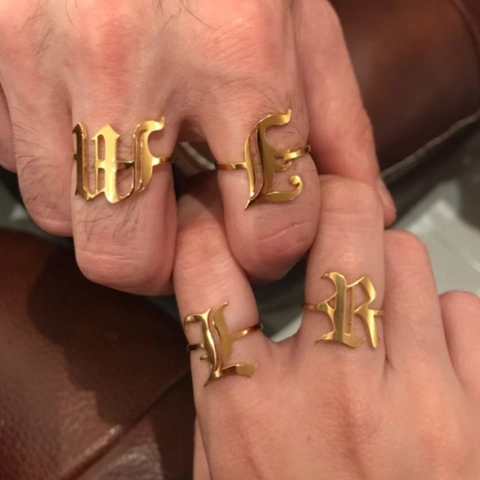 Gothic Buchstaben Ring Edelstahl Initial Großer Buchstabe Altenglische Schrift Retro Punk Stil Schmuck
