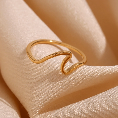 Bague Vague Plaqué Or 18K Acier Inoxydable Minimaliste Élégant Anneau Ondulation De L'eau Pour Femmes