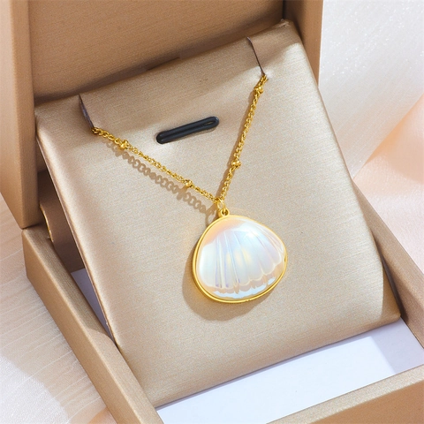 Shell Pendant Necklace 316L Stainless Steel Gold Plated Mother Of Artificial Pearl Scallop Shape Elegant Jewelry For Women