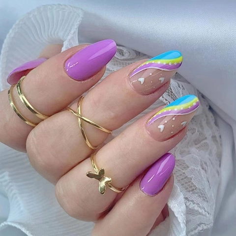 Lila Wellenlinien Herzmuster Lange Mandelform Aufpressnägel Exotischer Stil Glänzend Künstliche Falsche Nägel Für Frauen