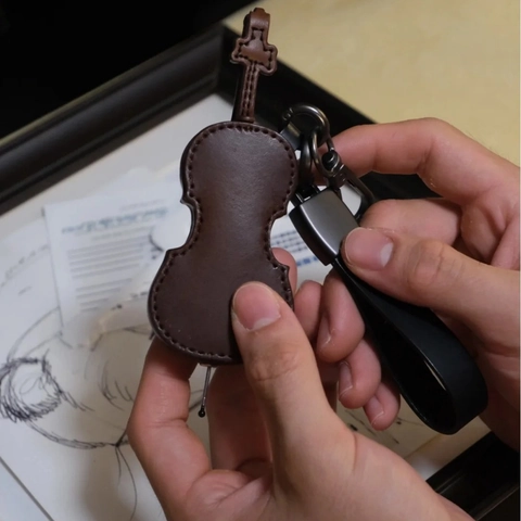 Retro Leather Violin Guitar Shape Keychain Musical Instrument Pendant Gift For Music Lovers Creative Bag Decor Key Ring