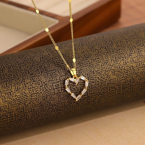 Elegante Collana con Ciondolo a Cuore Cavo in Lega per Donna Lucida con Strass Intarsiati Catenina da Clavicola Oro Argento Gioielli