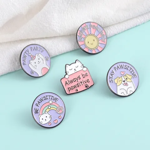 Spilla In Smalto Con Animali Cartoni Animati Lega Gatto Cane Sole Slogan Positivo Distintivo Per Vestiti Zaino Kawaii