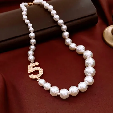 Elegante Künstliche Perlenhalskette Mit Goldenem Anhänger Nummer 5 Verstellbarer Vintage Stil Schmuck Für Damen
