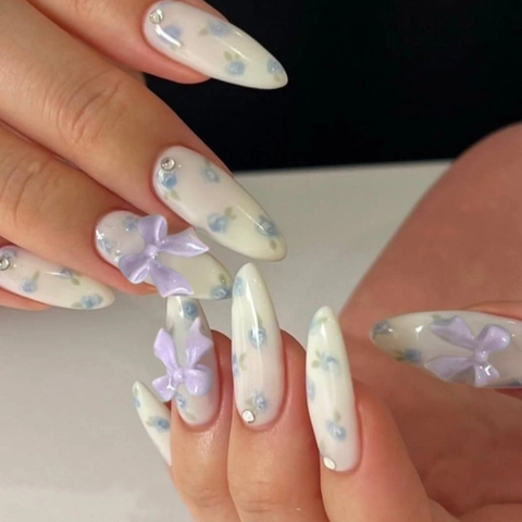 Unghie Finte A Pressione Mandorla Lunga Bianco Crema Con Motivo Floreale Blu Fiocco Viola 3D Strass Argentati Stile Fresco