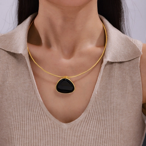 Vintage British Style Black Agate Pendant Necklace Geometric Triangle Design Titanium Steel Snake Bone Chain Jewelry Women