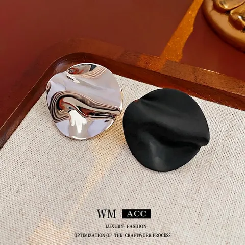 Pendientes De Botón Asimétricos Disco Arrugado Con Poste De Plata Metal Ondulado Irregular Minimalista Para Mujer