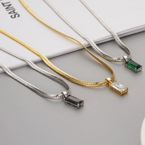 Collana con Pendente in Zirconia Taglio Smeraldo in Acciaio al Titanio per Donna Collana a Catena a Serpente Piatta Minimalista Retro Gioielli