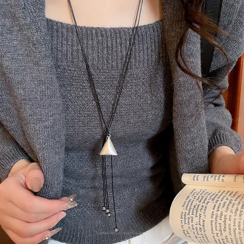 Collana Con Pendente A Triangolo Geometrico Rame Cono Metallo Opaco Regolabile Cordino In Pelle Catena Lunga Per Maglione Minimalista Per Donna