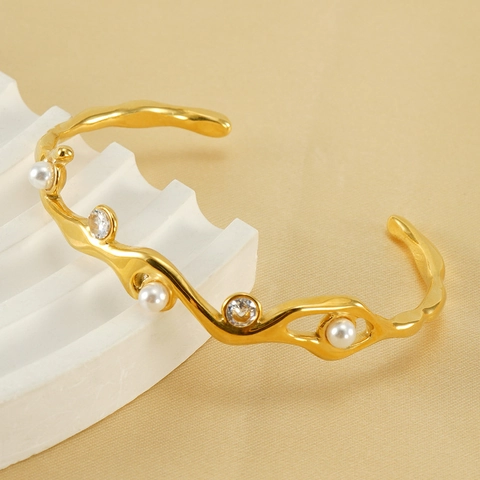 Unregelmäßiges Wellen Manschettenarmband 18K Vergoldeter Edelstahl Mit Kunstperlen Und Zirkonia Französischer Retro Stil