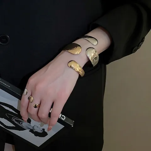 Brazalete Abierto Ovalado Y Anillo Metal Pulido Acabado Espejo Minimalista Ajustable Estilo Moderno Joyería De Moda Para Mujeres