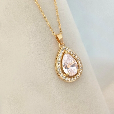 Elegante Wassertropfen Anhänger Halskette Titanstahl Kupfer Klar Zirkon Birnenform Halo Light Luxury Schlüsselbeinkette Damen