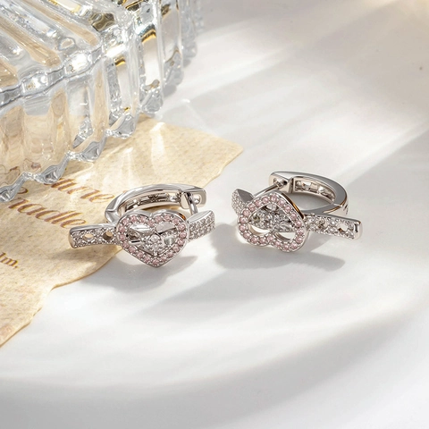 Orecchini Huggie A Forma Di Cuore Con Zircone Rosa Intarsiato Rame Placcato Argento Fibbia Per Ossa Per Donne
