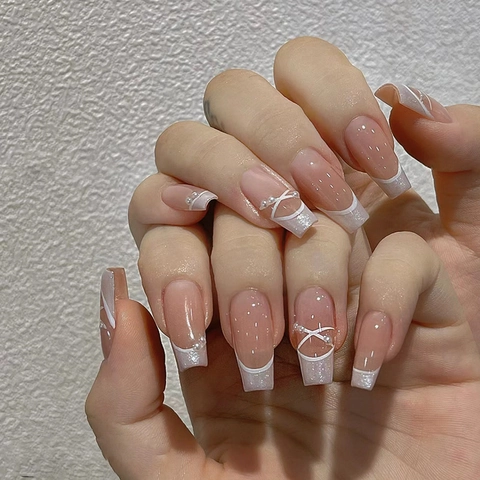 French Coffin Künstliche Nägel Nude Pink Lang Ballett Stil Weiße Spitzen Schleifen Muster Elegante Künstliche Perlen Deko Maniküre
