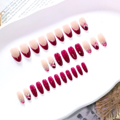 Franse Wijnrode Amandel Kunstnagels Met 3D Bloemendesign Nude Glanzende Kunstmatige Nageltips Elegant