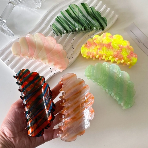Pinza De Pelo Grande De Acetato Borde Ondulado Forma De Concha Rayas Coloridas Patrón De Mármol Elegante Para Mujeres