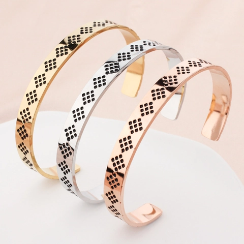 Bracciale Rigido Aperto a Forma di C in Acciaio Inossidabile Vintage per Uomo Donna Modello a Rombo Geometrico Retrò Gioielli