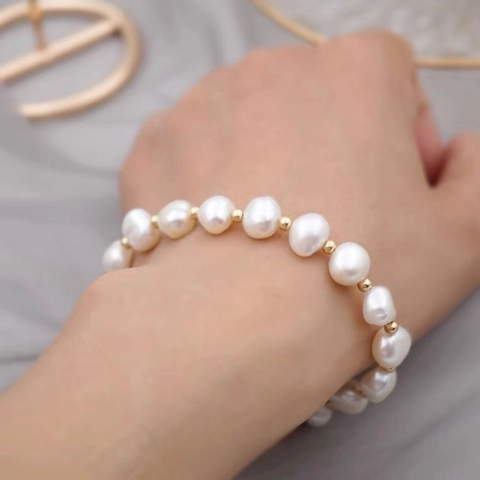 Baroque Freshwater Pearl Bracelet Gold Plated Copper Beads Queen Coin Pendant Toggle Clasp Elegant Jewelry For Women