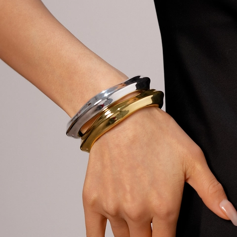 Polierte Metalloberfläche Acryl Unregelmäßige Welle Offener Armreif Minimalistischer Moderner Modeschmuck Für Damen