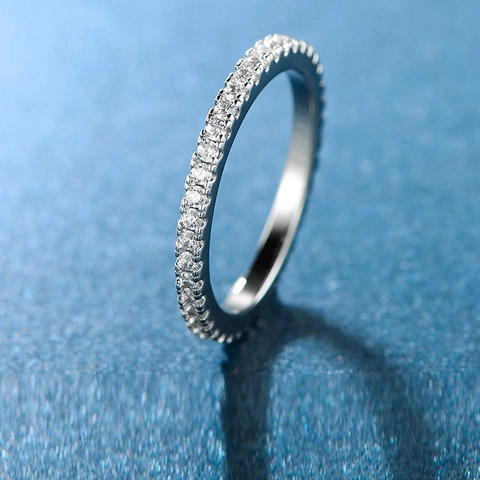 Elegante Anillo Eternidad Circonita Cúbica Una Sola Fila Cobre Pulido Apilable Moda Joyería Minimalista Para Mujeres