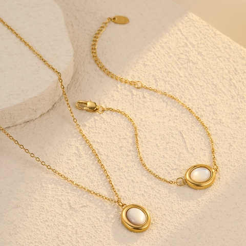 Elegante Set Collana Bracciale in Oro Acciaio Inossidabile Ciondolo Ovale Conchiglia Bianca Naturale Gioielli Moda Donna