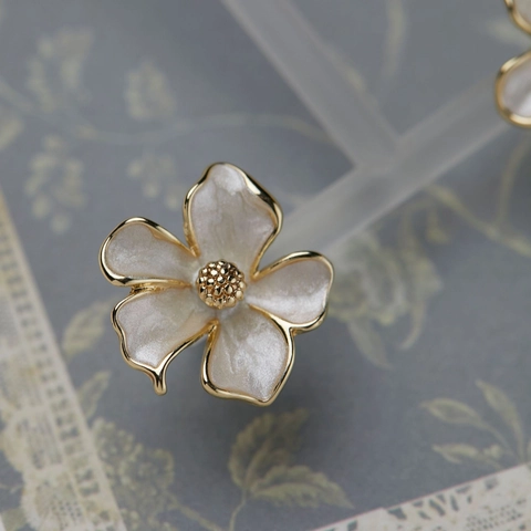 Eleganti Orecchini a Bottone Francesi a Forma di Gelsomino Bianco in Lega Placcata Oro Con Perla Artificiale per Donna