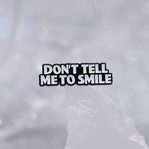 Spilla In Smalto Don't Tell Me To Smile Spilla In Lega Di Zinco Distintivo Slogan Geometrico Gioiello Regalo Per Vestiti Borse