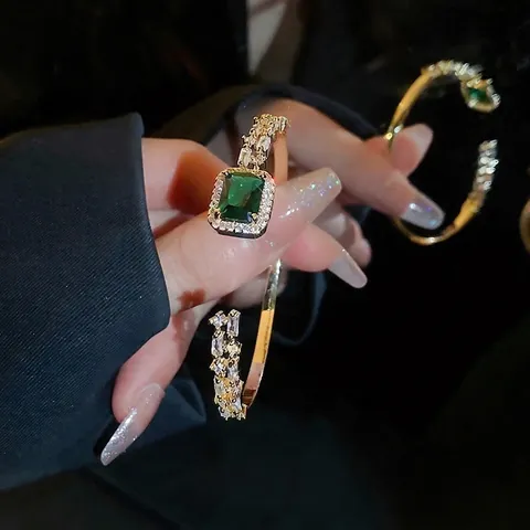 Quadratischer Smaragdgrüner Zirkon Offener Armreif Kupfer Vergoldet Luxus Retro Armband Schmuck Für Damen