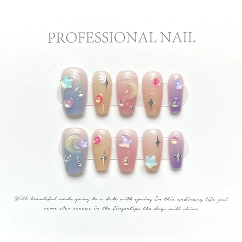 Handgefertigte Aufdrucknägel Gradient Blush Smudge Dreamy Blue Pink 3D Sterne Mond Strass Künstliche Nagelspitzen
