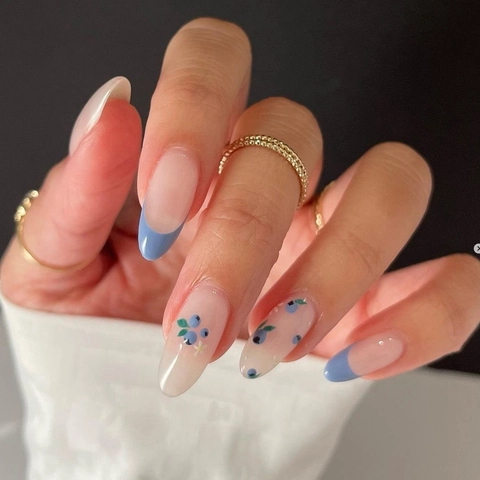 Uñas Postizas Largas Forma Almendra French Azul Claro Patrón Arándanos Floral Arte De Manicura Para Mujeres