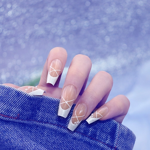 Französische Lange Sargnägel Zum Aufdrücken Weißes Linienband-Design Mit Künstliche Perle Eleganter Verlauf Nacktes Rosa Ballett-Stil