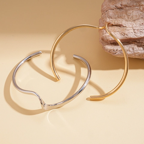Minimalistische Unregelmäßige Welle Offene Armreif Eisen Metall Geometrisch Verdreht Glatte Oberfläche Mode Schmuck