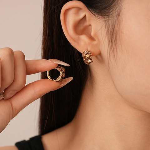 Retro Geometrische Huggie Hoop Oorbellen Legering Met Champagne Bruine Strass Maillard Stijl Voor Dames