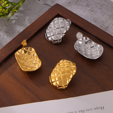 Orecchini a Bottone in Acciaio al Titanio Vintage Texture Trapuntata Design Matelasse Geometrico Placcato Oro Argento Gioielli da Donna