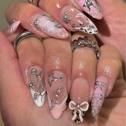 Unghie Finte Rosa Sfumato Forma Mandorla Fiocchi 3D Strass Stampa Leopardata Stelle Argento Stile Sweet Cool Donna