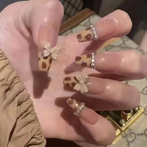 Unghie Finte Coffin Lunghe Stampa Leopardata Con Fiocco 3D Decorazione Strass Unghie Artificiali Per Donne