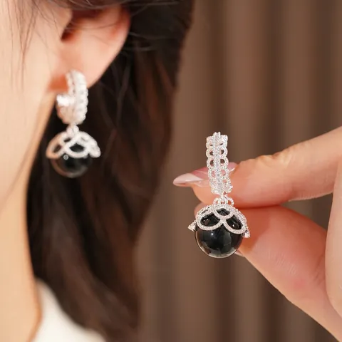 Französische Vintage Hängerohrringe Mit Künstliche Perlenimitat Zirkon Hohles Spitzen-Design Und Silbernem Ohrstecker Für Damen