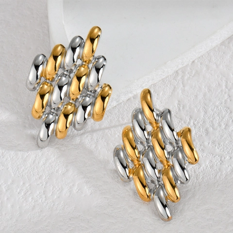 Boucles d'Oreilles Clous Géométriques Bicolores en Acier Inoxydable pour Femme Design Tissé en Losange Minimaliste Bijoux Électroplaqués Or et Argent