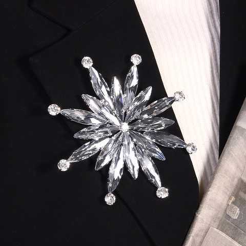 Luxurious Alloy Rhinestone Snowflake Brooch For Women Elegant Sparkling Crystal Breastpin Wedding Party Clothing Accessory
