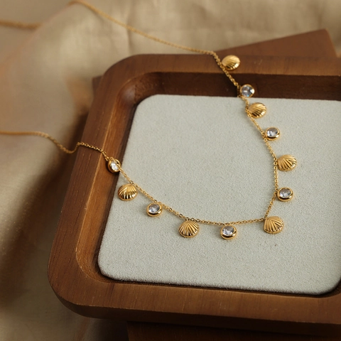 Collana con Ciondolo a Conchiglia in Acciaio al Titanio da Donna Placcata Oro Zirconia Catena a Clavicola Stile Oceano Gioielli di Moda