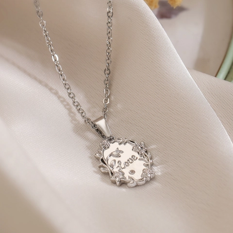 Collier Pendentif Love En Cuivre Plaqué Or Ovale Gravure Florale Avec Zircone Bijoux Élégants Vintage Pour Femmes