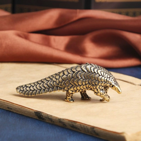 Mini Pangolin Figurine Retro Brass Alloy Metal Animal Desktop Ornament Antique Style Tea Pet Decorative Sculpture