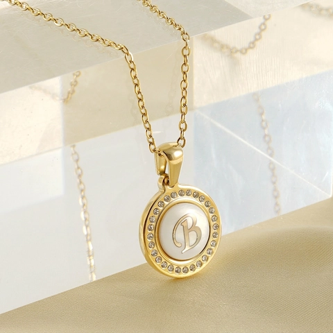 Collar Con Colgante De Inicial Redonda Acero Inoxidable Chapado En Oro De 18K Con Incrustación De Concha Y Circonita