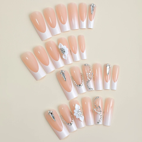 Lange Coffin Press On Nagels Franse Witte Tip Met Relief Witte Bloem Rijnsteen Vlinder Hanger Elegante Kunstnagels