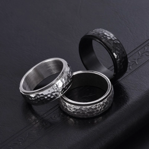 Anillo Giratorio de Acero de Titanio Martillado para Hombre Patrón de Nido de Abeja Vintage Banda de Acero Inoxidable Joyería
