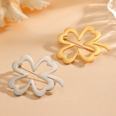 Spilla Quadrifoglio Svuotata In Acciaio Al Titanio Placcato Sottovuoto Elegante Accessorio Per Abito Minimalista