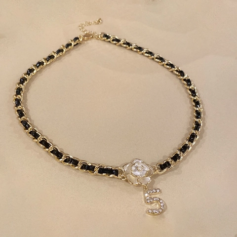 Kamelie Blume Nummer 5 Anhänger Halskette Legierung Strass Kunstperle Verflochtene Lederkette Retro Elegant Damen