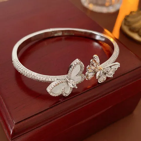 Elegante Vlinder Open Bangle Koperen Armband Ingelegd Met Zirkoon En Kunstparelmoer Luxe Sieraden Cadeau Voor Vrouwen