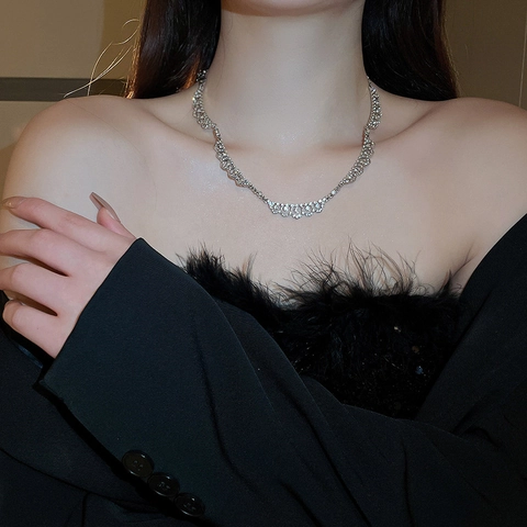 Geometric Lace Pattern Necklace Alloy Rhinestone Choker For Women Elegant Vintage Banquet Jewelry Accessory Silver Color